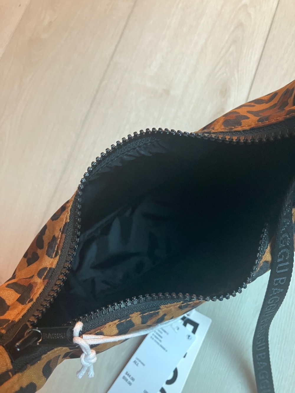 NWT Baggu Mini Nylon Shoulder Bag in Leopard - Picture 5 of 7